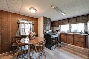 Fridge, microwave, stovetop, dishwasher - 6 Mi to Fort Knox! Rural Family Home, Pets Welcome (Radcliff)
