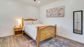 2 bedrooms, desk, iron/ironing board, Internet