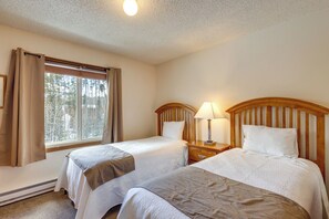 3 bedrooms, iron/ironing board, Internet, bed sheets - 3 Mi to Winter Park Resort! Mtn-View Condo (Winter Park)