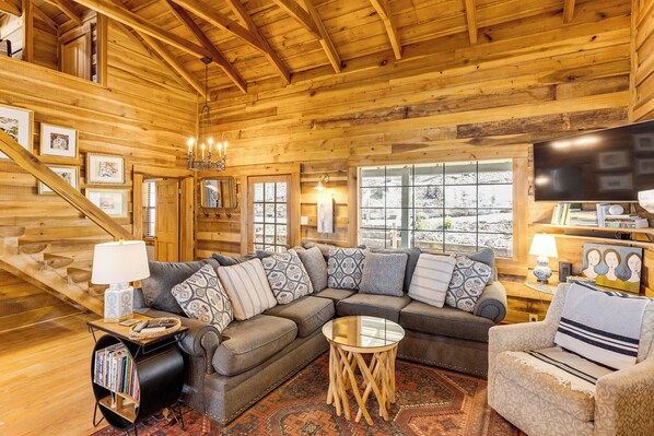 Living area - Deck, Sauna & Mtn View! Fort Payne Cabin (Fort Payne)