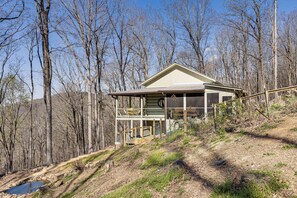 Exterior - Deck, Sauna & Mtn View! Fort Payne Cabin (Fort Payne)