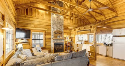 Deck, Sauna & Mtn View! Fort Payne Cabin