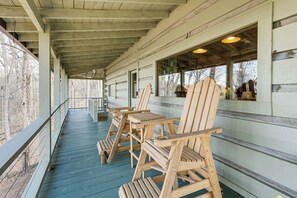 Terrace/patio - Deck, Sauna & Mtn View! Fort Payne Cabin (Fort Payne)