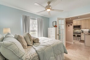 2 bedrooms, iron/ironing board, Internet, bed sheets - Pool Access! Retreat 6 Mi to Marco Island Beach (Naples)