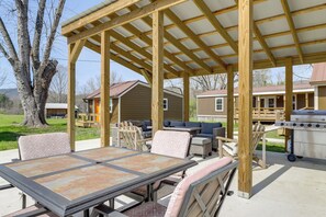 Outdoor dining - 2 Mi to Great Smoky Mtns NP! Cozy Cabin Retreat (Townsend)