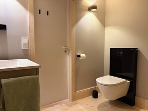 Sèche-cheveux, serviettes fournies, savon, papier toilette