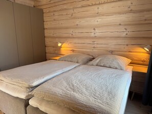 3 habitaciones, tabla de planchar con plancha, wifi y ropa de cama 