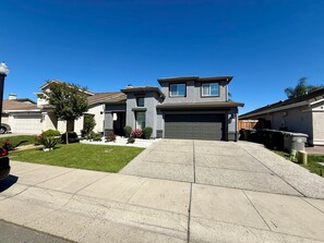 Exterior - Spacious Modern 4BR Home-Family-Friendly Stay, Near Airport (Sacramento)
