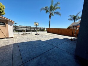 Terrace/patio - Spacious Modern 4BR Home-Family-Friendly Stay, Near Airport (Sacramento)