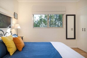 2 slaapkamers, een bureau, een strijkplank/strijkijzer, reisbedje