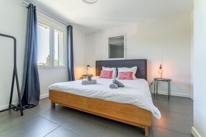 3 bedrooms, iron/ironing board, WiFi, bed sheets