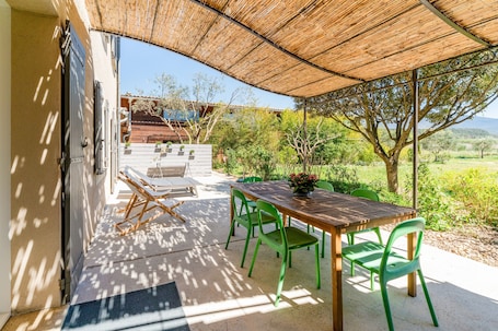 Outdoor dining. Villa with Mont Ventoux View – Terrace, Nature & Tranquility in Provence