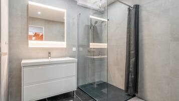 Shower, hair dryer, towels