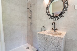 Shower, hair dryer, towels - Charming House with Mont Ventoux View (Entrechaux)
