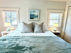 3 bedrooms, desk, iron/ironing board, travel cot - Spacious Peaceful Redding Cottage Retreat (Redding)