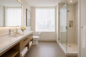Comfort Double Room | Bathroom - Silverleaf Stays (Toronto)
