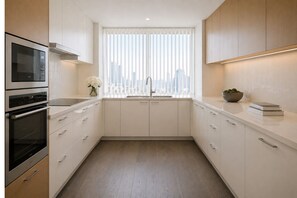 Comfort Double Room | Private kitchen - Silverleaf Stays (Toronto)