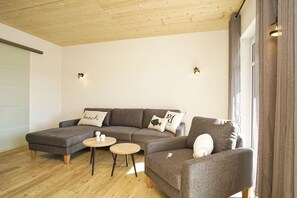 Fernseher, Kamin, Stereoanlage