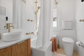 Towels - Steps to Sand; Bondi Beach 2BR Escape Sleeps 5 (Bondi Beach)