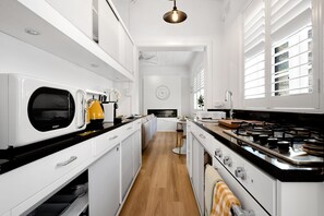 Réfrigérateur, micro-ondes, lave-vaisselle, cafetière/bouilloire