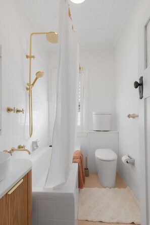 Towels - Steps to Sand; Bondi Beach 2BR Escape Sleeps 5 (Bondi Beach)