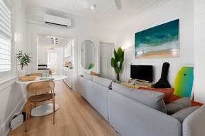 TV - Steps to Sand; Bondi Beach 2BR Escape Sleeps 5 (Bondi Beach)
