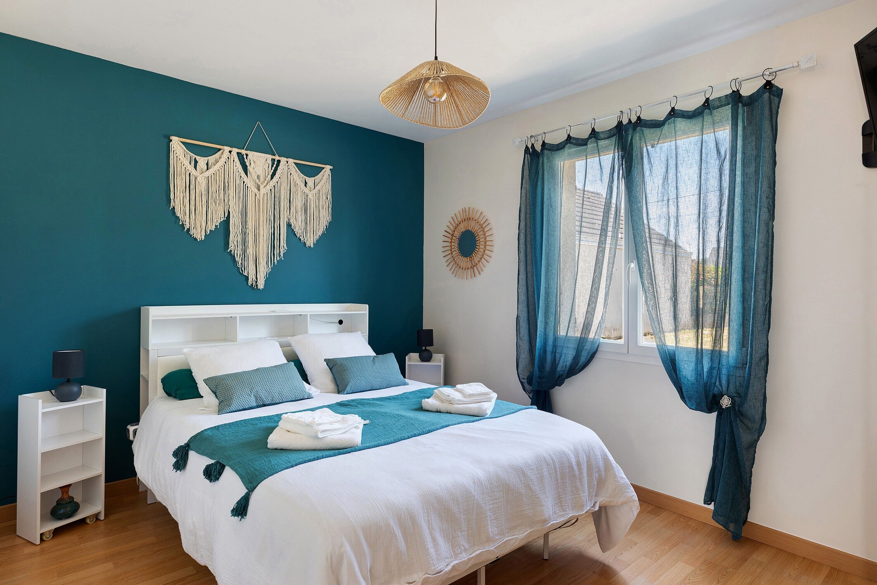 3 habitaciones, tabla de planchar con plancha, wifi y ropa de cama 