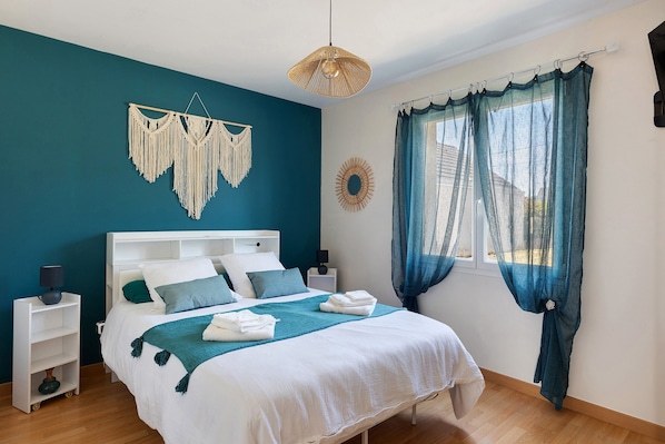 3 bedrooms, iron/ironing board, WiFi, bed sheets