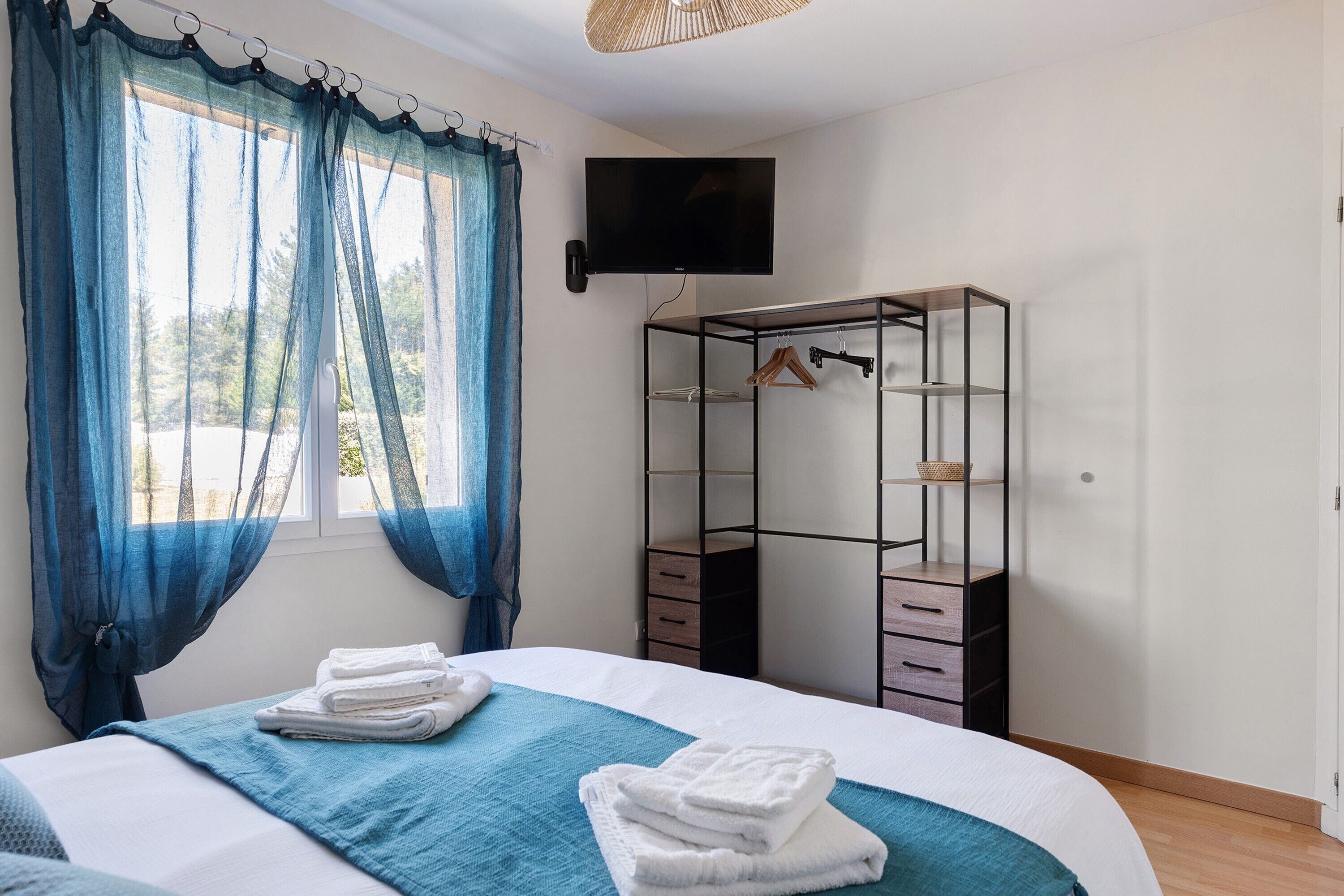 3 bedrooms, iron/ironing board, WiFi, bed sheets