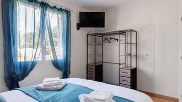 3 bedrooms, iron/ironing board, WiFi, bed sheets