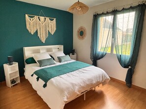 3 bedrooms, iron/ironing board, WiFi, bed sheets