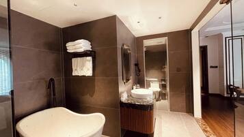 Family Room | Bathroom | Separate tub and shower, deep soaking tub, rainfall showerhead