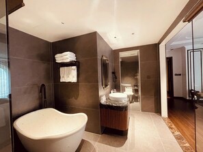 Habitación familiar | Baño | Bañera y ducha independientes y bañera profunda