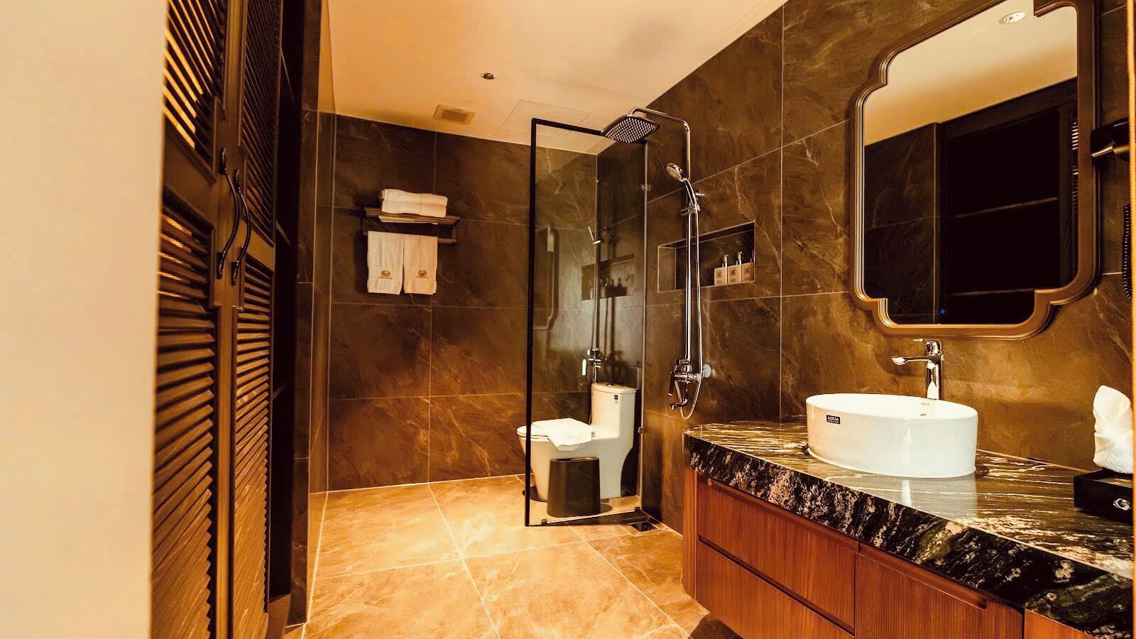 Separate tub and shower, deep soaking tub, rainfall showerhead