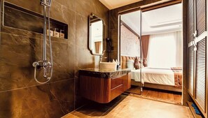 Familiekamer | Badkamer | Een aparte badkuip en douche, een diep bad, een regendouche