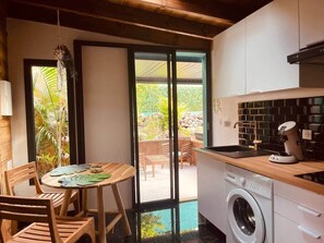 Fridge, microwave, cookware/dishes/utensils - Private Jacuzzi - Jardin secret des Tamarins (Saint-Paul)