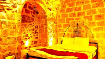 Dreibettzimmer | Hochwertige Bettwaren, kostenloses WLAN, Bettwäsche