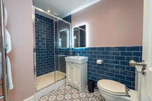 Chambre luxueuse double, 1 lit double | Salle de bain | Douche, articles de toilette (gratuits), séchoir à cheveux