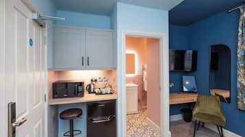 Comfort Double Room, 1 King Bed | Private kitchen