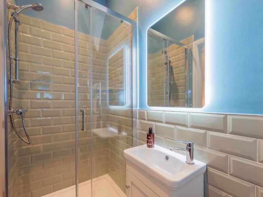 Deluxe tweepersoonskamer | Badkamer | Een douche, gratis toiletartikelen, een haardroger, handdoeken