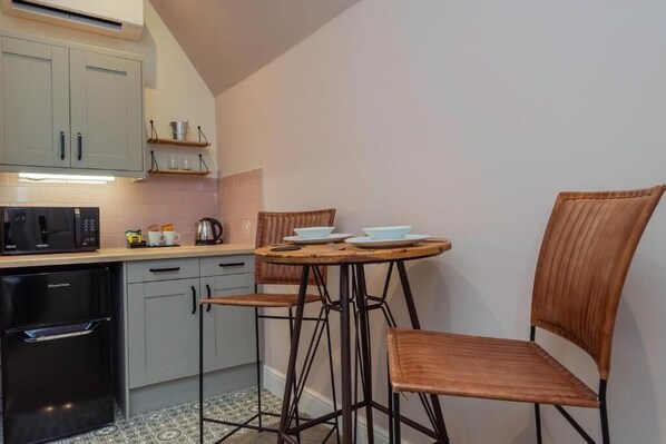 Chambre luxueuse double, 1 très grand lit | Cuisine privée | Bouilloire électrique