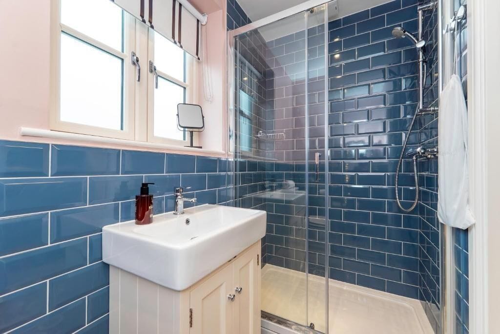 Habitación doble Deluxe | Baño | Regadera, amenidades de baño gratuitas, secadora de cabello, toallas 