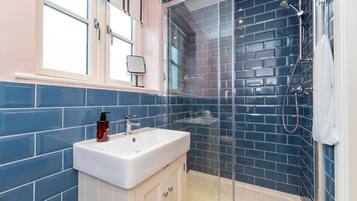 Habitación doble Deluxe | Baño | Regadera, amenidades de baño gratuitas, secadora de cabello, toallas