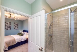 A bedroom with a bed, a bedside table, and a nightstand. - The Station at Shustoke (Birmingham)