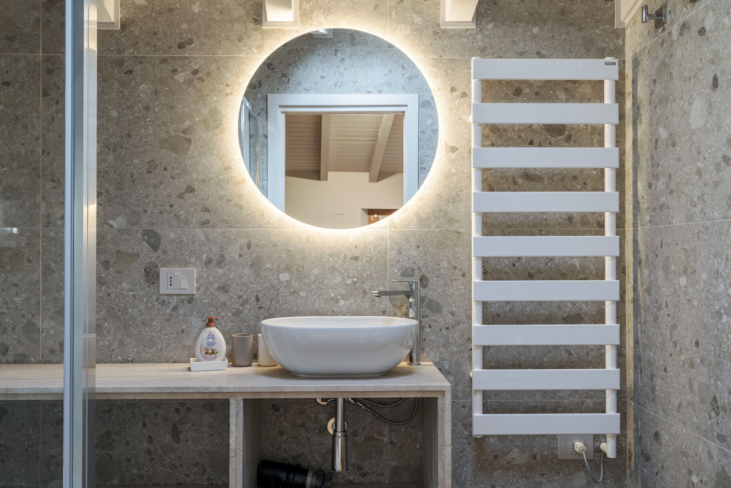 Shower, hair dryer, bidet, towels