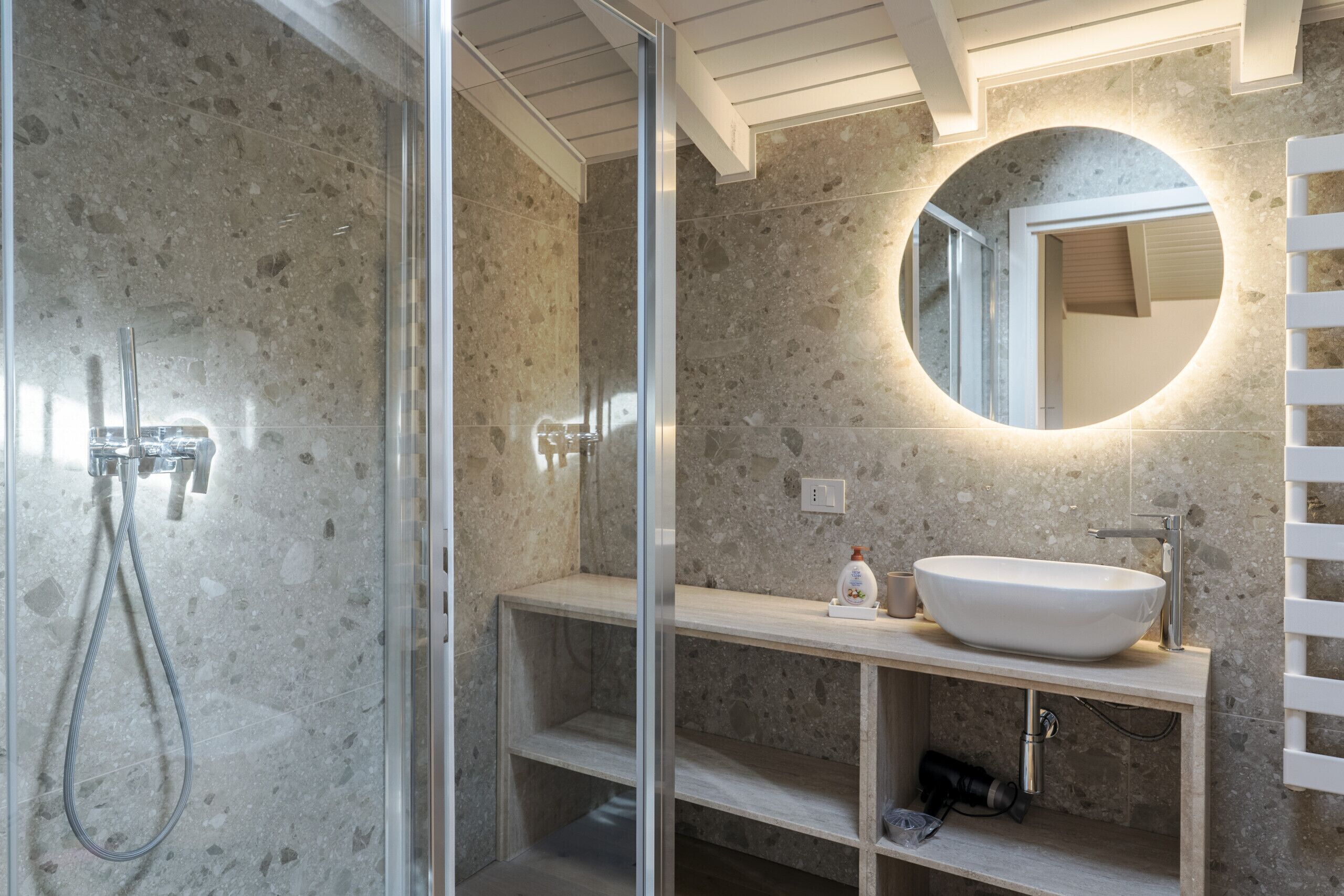 Douche, sèche-cheveux, bidet, serviettes fournies