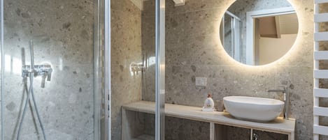 Dusche, Haartrockner, Bidet, HandtĂŒcher