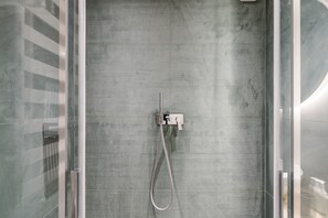 Dusche, Haartrockner, Bidet, Handtücher
