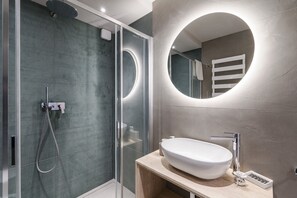 Dusche, Haartrockner, Bidet, Handtücher