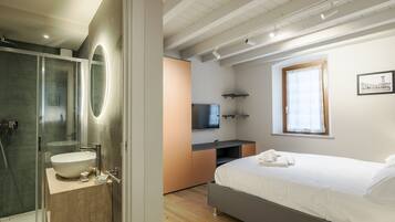 1 habitación, tabla de planchar con plancha, wifi gratis y ropa de cama